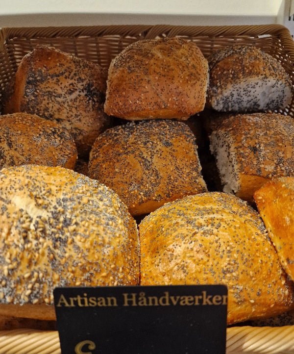 Artisan håndværker rundstykker i en kurv