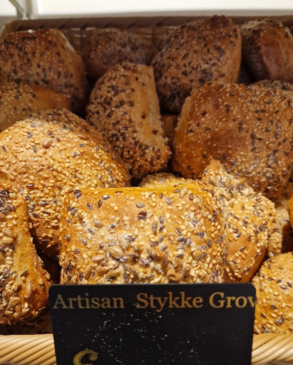 Artisan styk grov rundstykker i en kurv