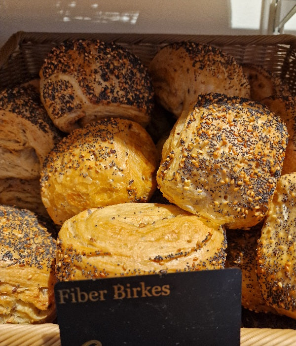 Fiber birkes rundstykker i en kurv