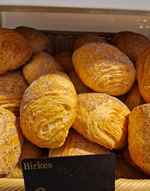 Birkes rundstykker i en kurv