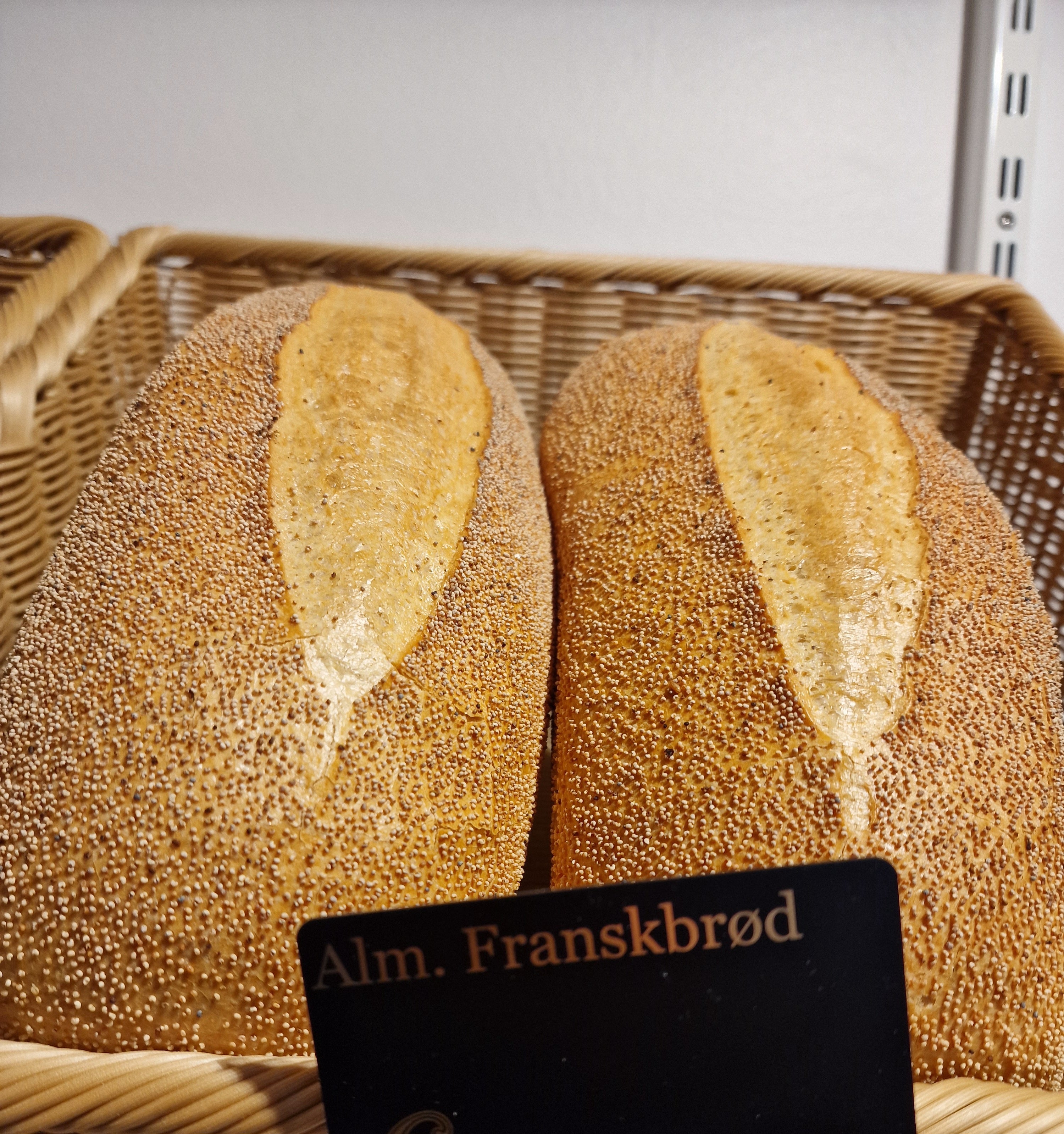 Alm. franskbrød i en kurv