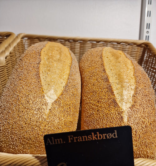 Alm. franskbrød i en kurv