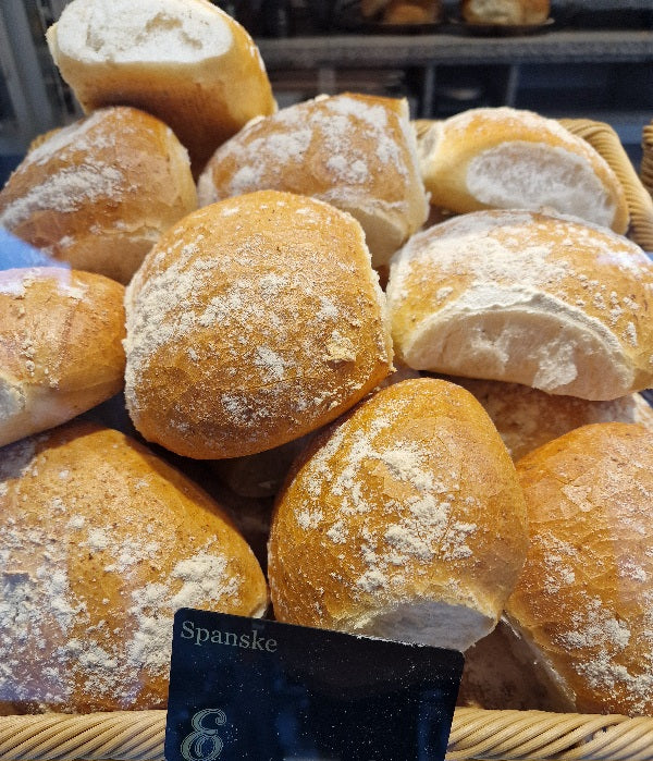 Spanske rundstykker i en kurv