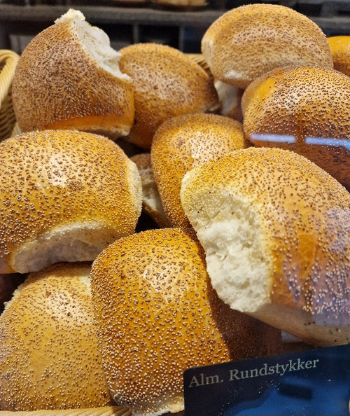 Almindelige rundstykker i en kurv