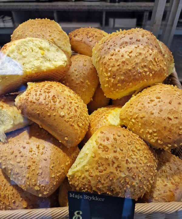 Majs stykker rundstykker i en kurv